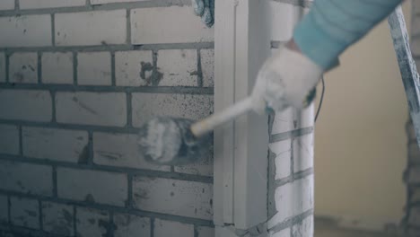 La-Mano-Del-Hombre-Fija-Placas-De-Yeso-En-La-Pared-Con-Un-Martillo