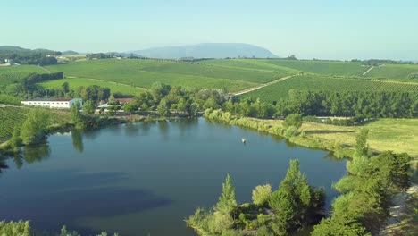 Un-Pequeño-Embalse-En-Medio-De-Cultivos-Y-Granjas