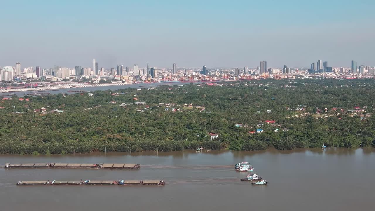 Skyline di Bangkok con corsi d'acqua e barche che mostrano la vita cittadina in Thailandia