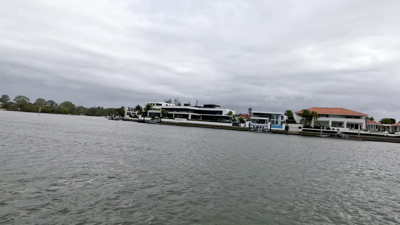 도시 풍경 을 가로질러 보트 타기 의 진행