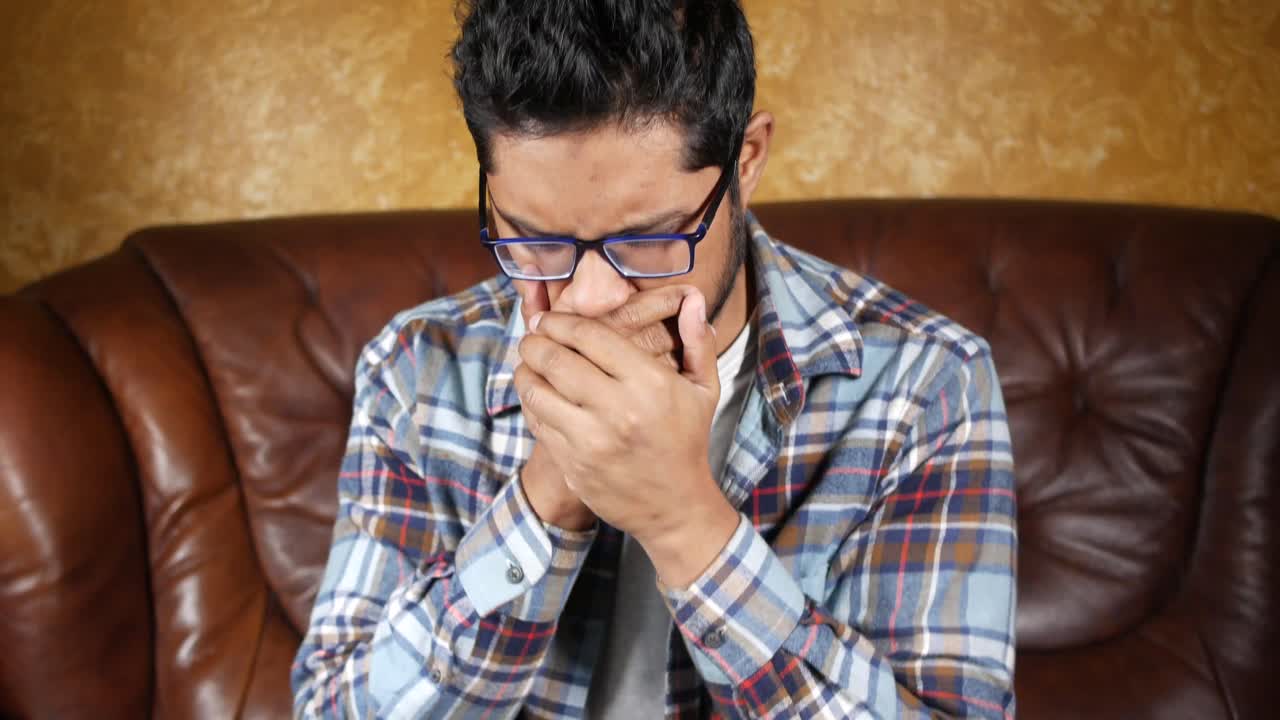 hombre que muestra signos de enfermedad