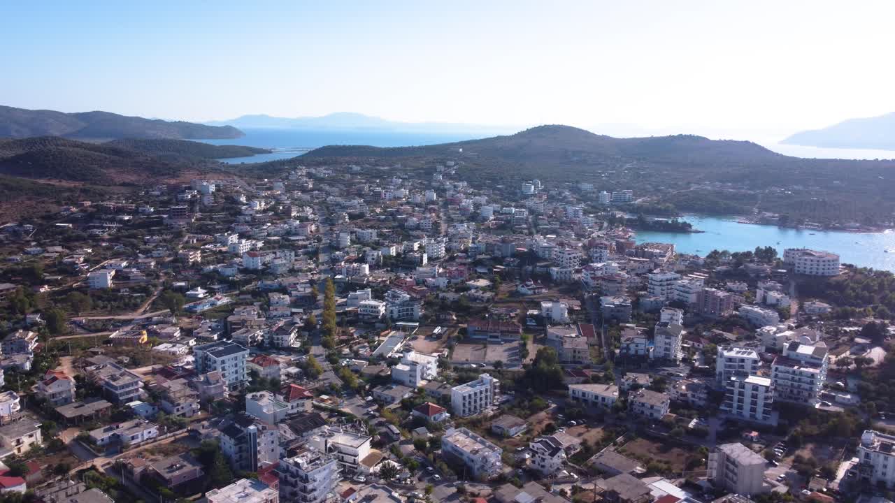 toma panorámica lateral aérea del impresionante ksamil y el mar mediterráneo que lo rodea
