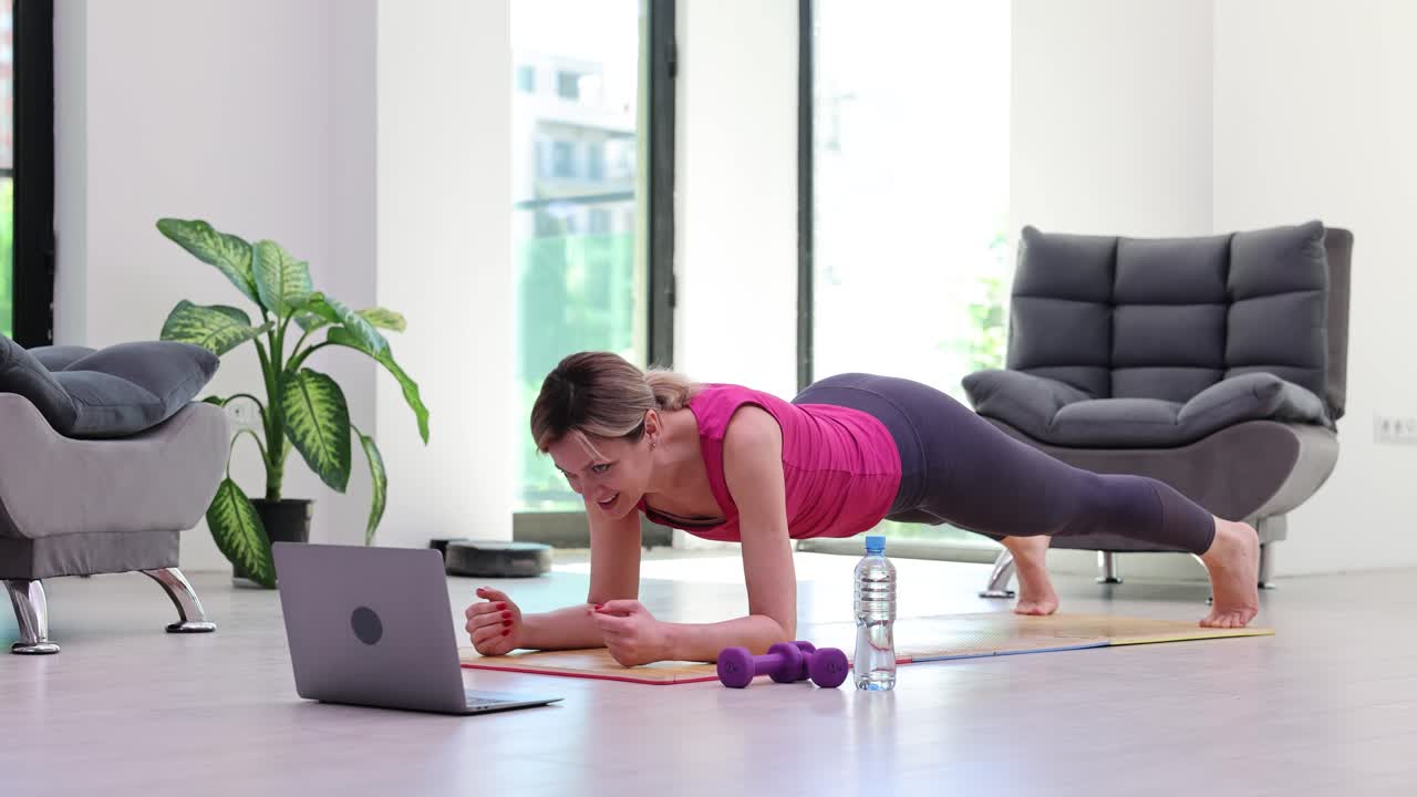 mujer haciendo ejercicio de tabla en casa