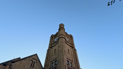 torre del reloj contra el cielo azul claro