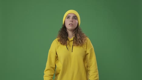 mujer inhalando aire fresco al quitar la máscara protectora de la cara sobre la pantalla verde