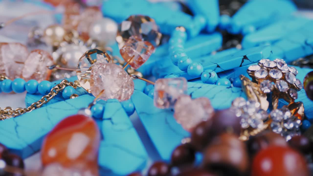 보석, 모자. 근접. 회전. 아름다운 반이는, 반이는 보석, 보석에서 반이는 모자. 매크로. 다양한 색상의 많은 모자. 다양한 보석, 돌 제품, 모자