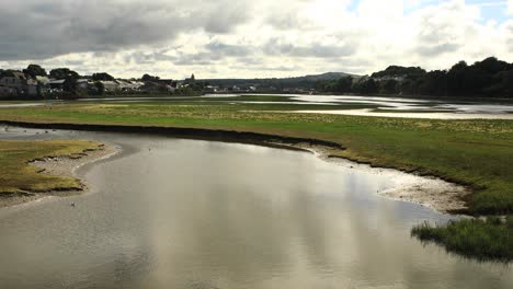 Toma-Estática-Del-Lago-Claro-En-La-Reserva-Natural-De-Hayle,-Reflejo-Del-Cielo,-Cornualles,-Inglaterra