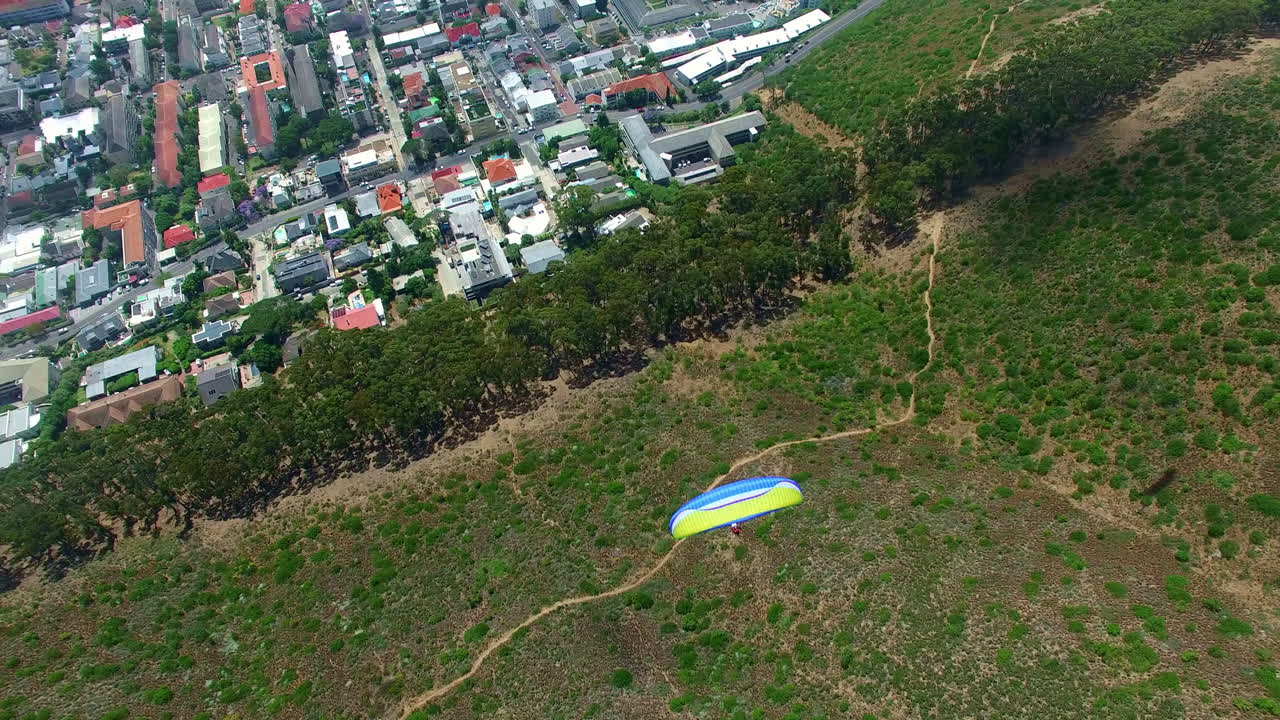 deslizándose hacia la ciudad