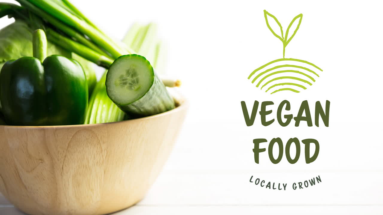 Animazione del testo verde "cibo vegano coltivato localmente" su verdure fresche verdi in una ciotola di legno
