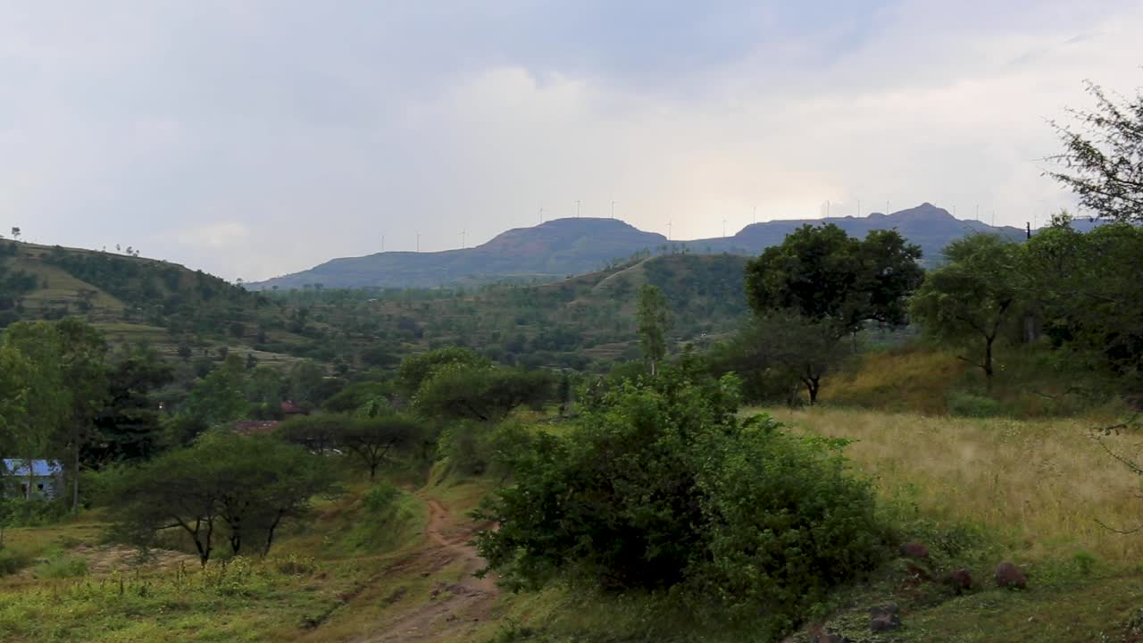 Impianto eolico su una montagna in India
