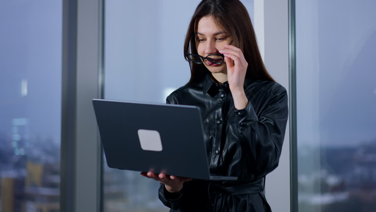 mujer de negocios trabajando en la computadora portátil