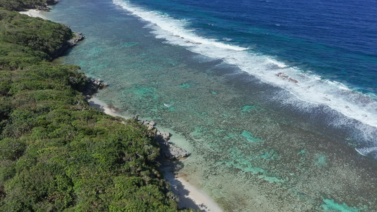 fotografía de drones de arrecifes de coral protegidos entre las olas del océano pacífico sur y la isla tropical de tonga, polinesia