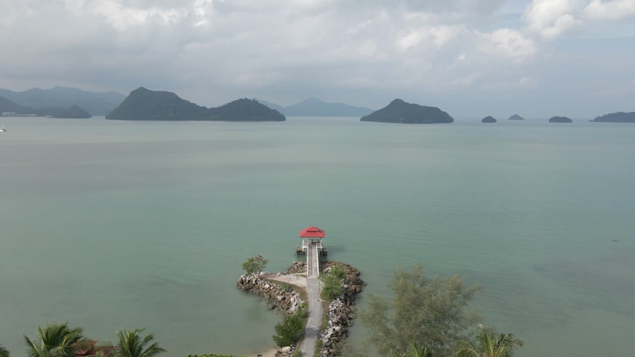 열대 해양 항구에 있는 작은 빨간색 게이제보는 따뜻하고 조용한 고독을 제공합니다.