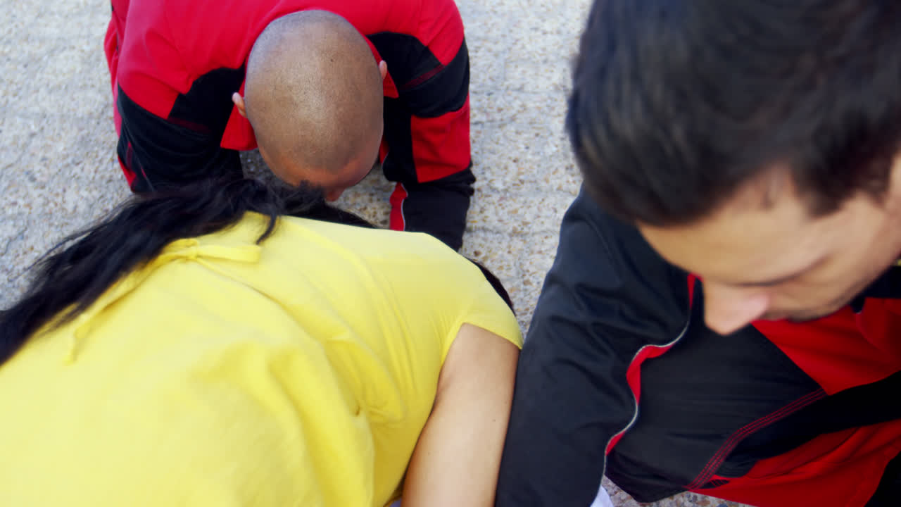 어머니는 거리에서 부상을 입은 딸을 위해 울고 있습니다.