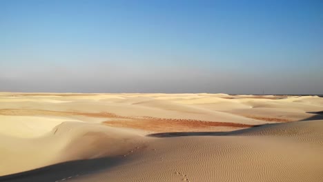 Impresionante-Toma-Aérea-De-Las-Ondulantes-Dunas-De-Arena-Del-Desierto-De-Zahek-En-La-Isla-De-Socotra,-Yemen.