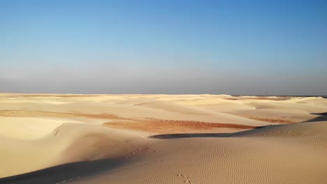 una impresionante fotografía aérea de las onduladas dunas de arena del desierto de zahek en la isla de socotra, yemen