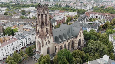 imágenes de 4k de un dron que se desplaza para revelar el área circundante alrededor de la gran iglesia de san martín en colonia, alemania