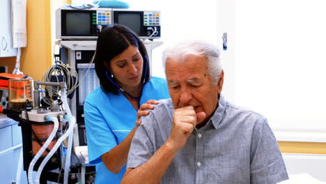 doctora examinando a un paciente