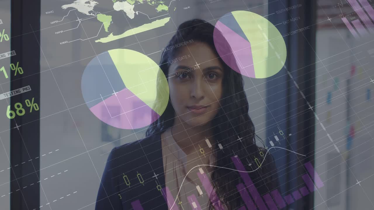 animación del procesamiento de datos sobre una mujer de negocios biracial sonriendo