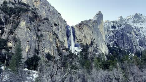 caída de velo de novia en el parque nacional de yosemite