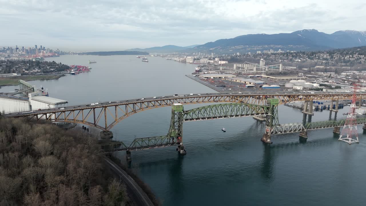 Veduta aerea del Ponte Ironworkers Memorial e del Ponte ferroviario Second Narrows che attraversano l'insenatura di Burrard a Vancouver, Canada.