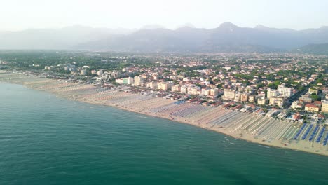 antena giratoria a lo largo de la zona costera de lido di camaiore, el balneario de la ciudad de camaiore, situado justo al norte de viareggio en la costa mediterránea toscana