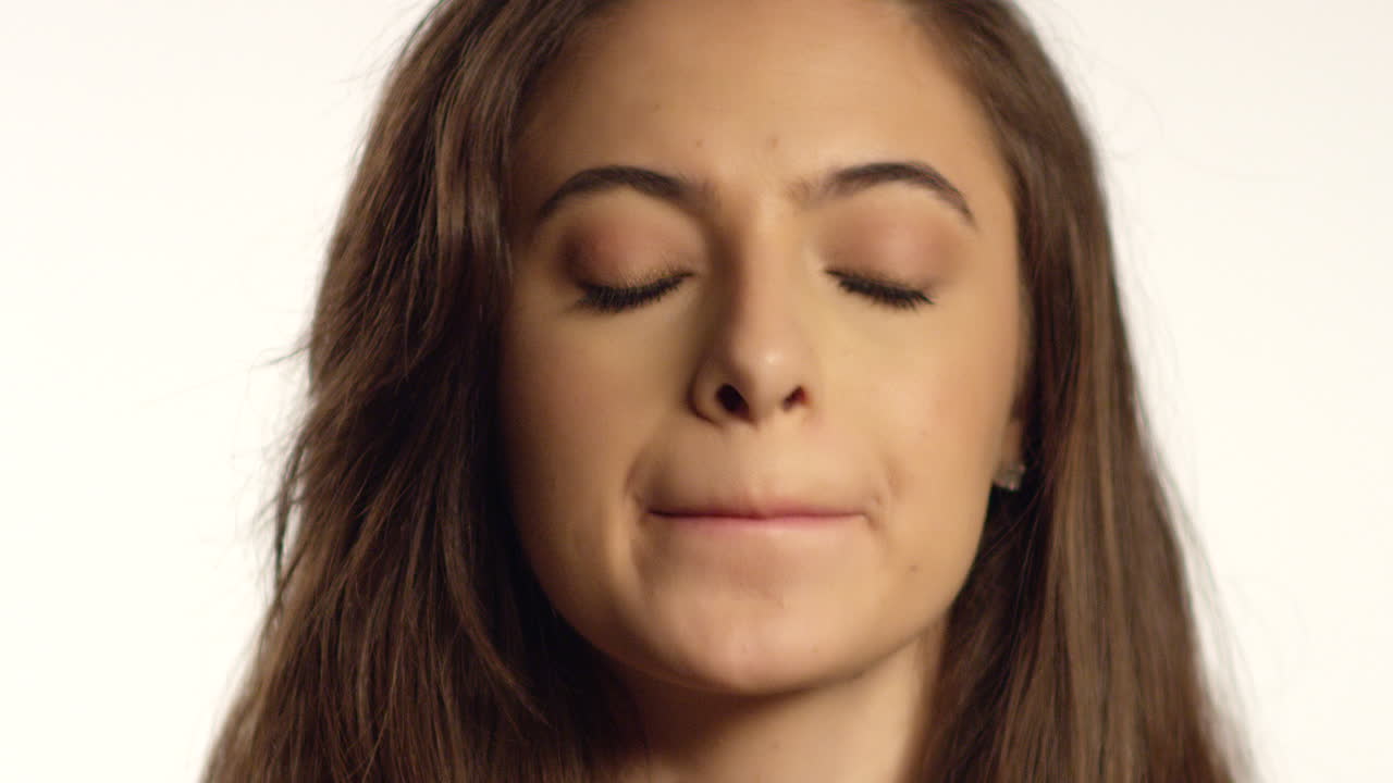 cu mujer vistiendo lip gloss besos cámara