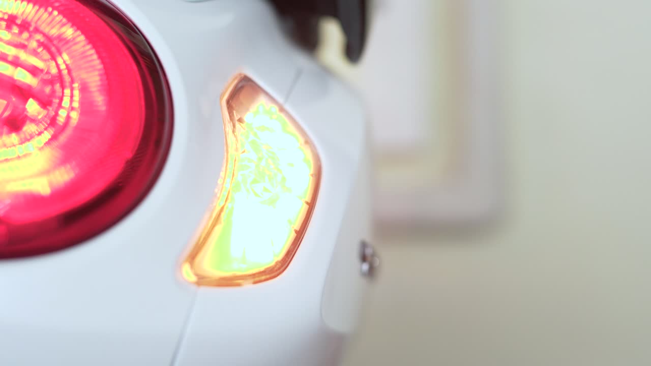 luces de señal de motocicleta blancas para girar a la derecha y a la izquierda. conducir motocicleta. vehículo. india