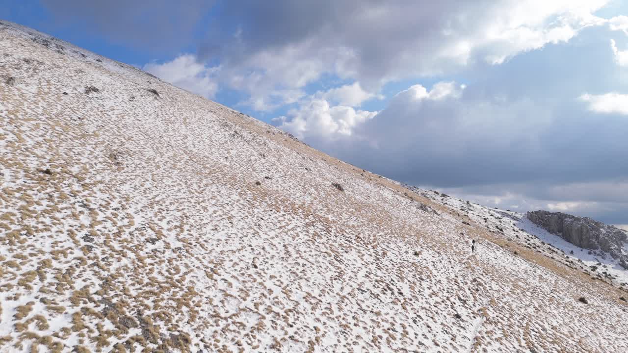 los excursionistas suben a lo largo de un sendero empinado a la cima de las montañas del peloponeso en un día soleado