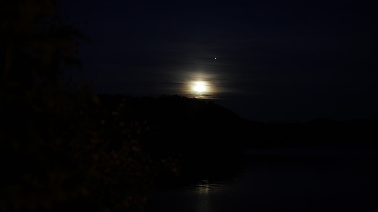 Luna luminosa che sorge sulle colline in Norvegia