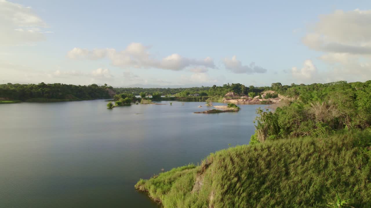 dron revelando un lago y agua