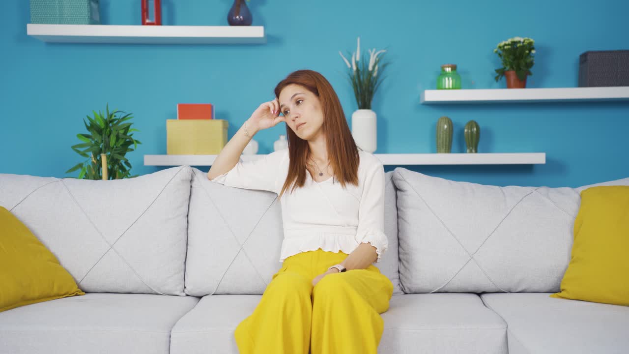 사려 깊은 젊은 여성.