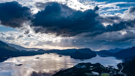 Nubes-Pasando-Sobre-El-Fiordo