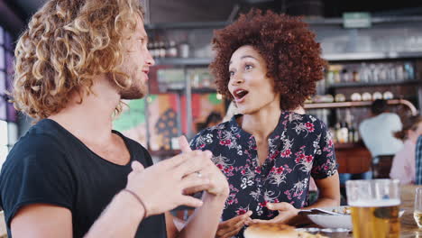 Pareja-En-Una-Cita-Para-Tomar-Una-Copa-Y-Comer-En-Un-Restaurante.