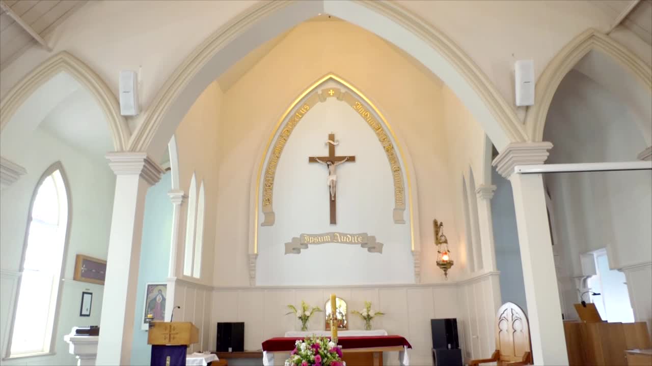 영구차나 예배당에 있는 장례식 관의 클로즈업 샷 또는 묘지의 매장