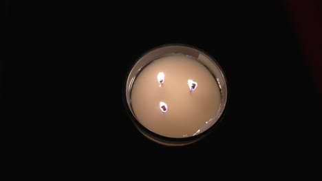 cerca de velas encendidas en la iglesia.