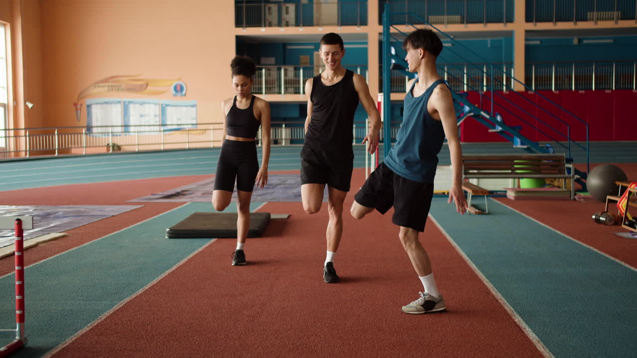 운동선수 들 이 훈련 전 에 몸 을 따뜻 하게 하는 것