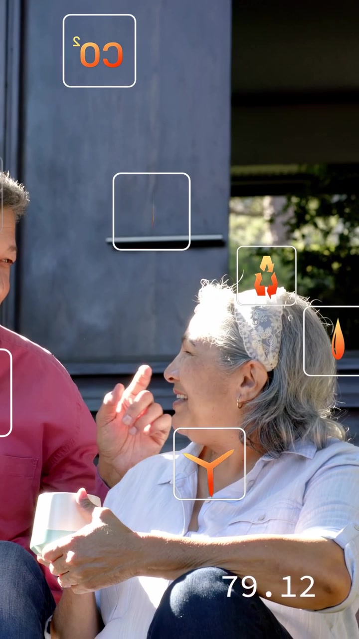 Video verticale: Uomo che alza il dito e avvia sovrapposizioni mentre una coppia discute le metriche energetiche.