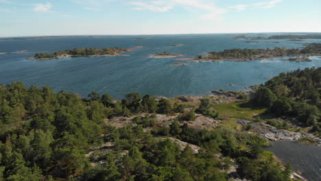 wietrzny lot na wyspę archipelagu skandynawskiego w 4k