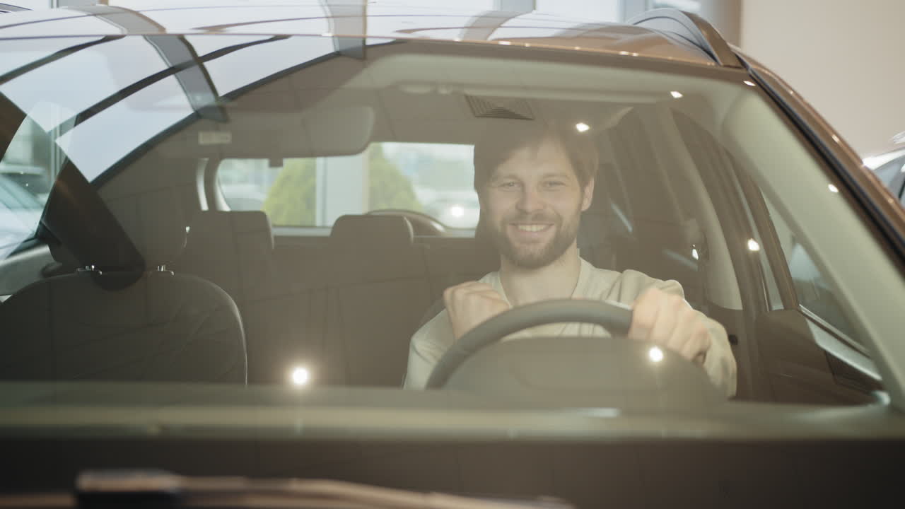 cliente feliz en un coche nuevo