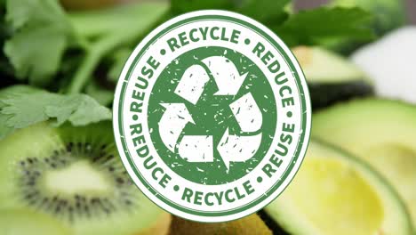 animación de señales y textos de reciclaje sobre frutas y verduras frescas