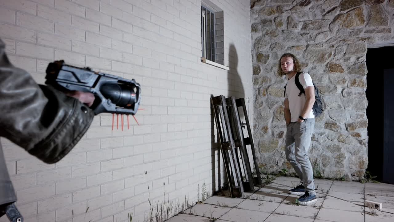 남자는 어두운 골목 밤에 강도를 당했지만 강도를 속이고 도망갔다