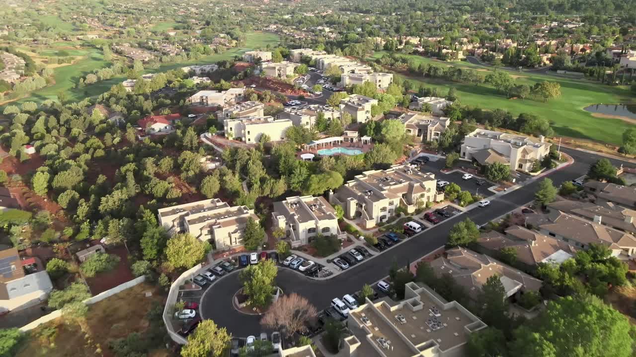 vista aérea de una comunidad de condominios, en una tarde soleada, en sedona, arizona, ee.uu. - dolly, drone, shot