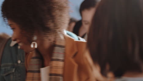 personas diversas en la cafetería barista mujer que sirve a los clientes comprando café en un restaurante ocupado