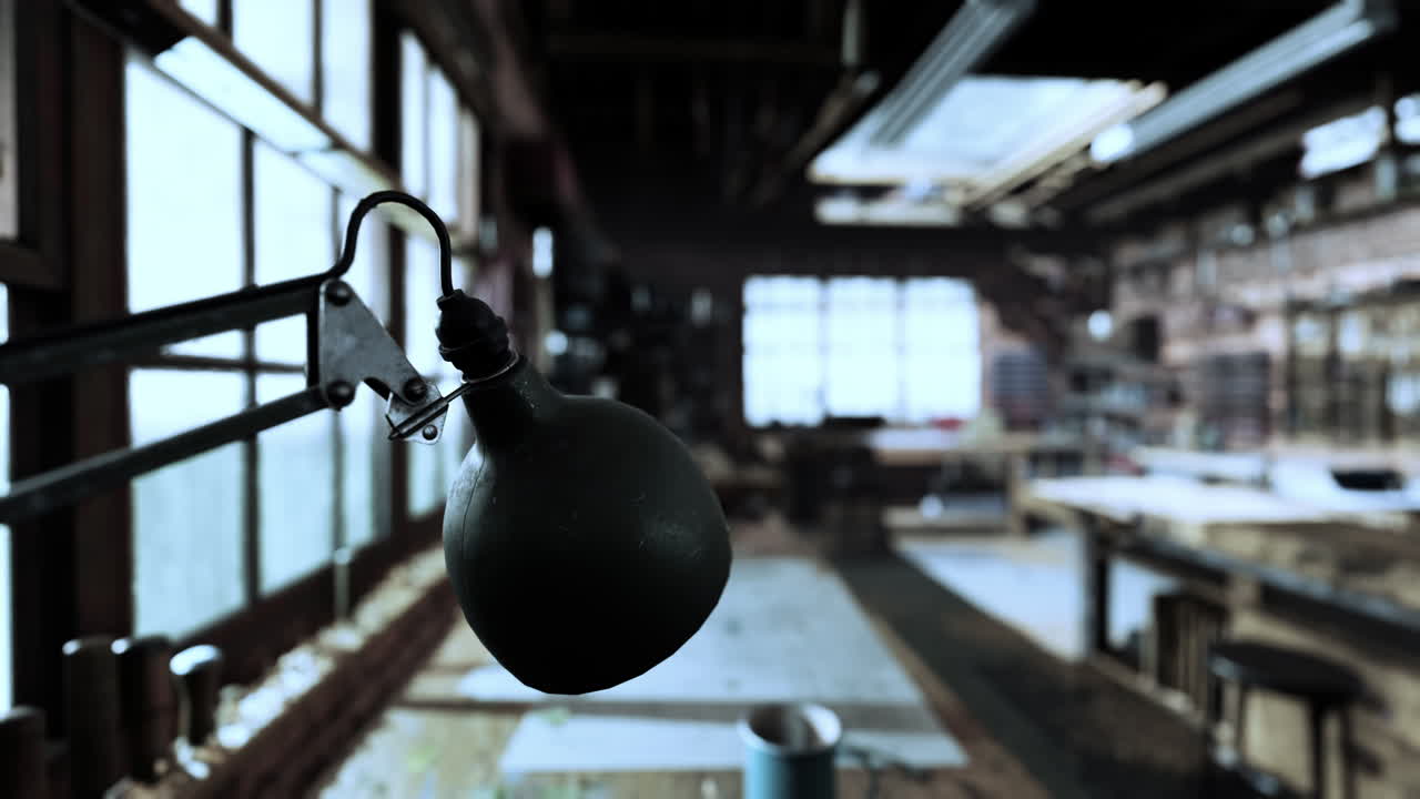 오래된 금속 램프와 함께 빈티지 워크 인테리어