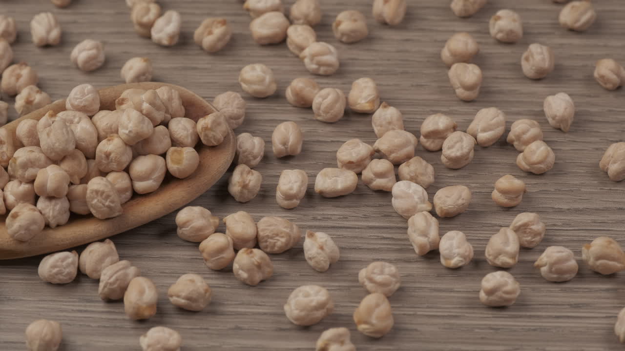 병아리 콩 콩류, 나무 숟가락, 완전 채식 단백질 소스 성분, 지중해 건강 다이어트 병아리 콩