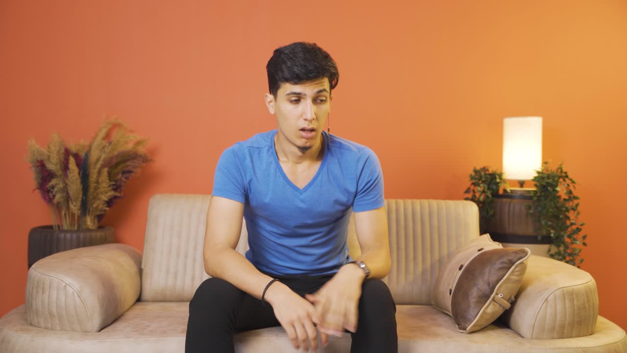 지루함 때문에 안타까워하고 숨을 쉬는 사람.