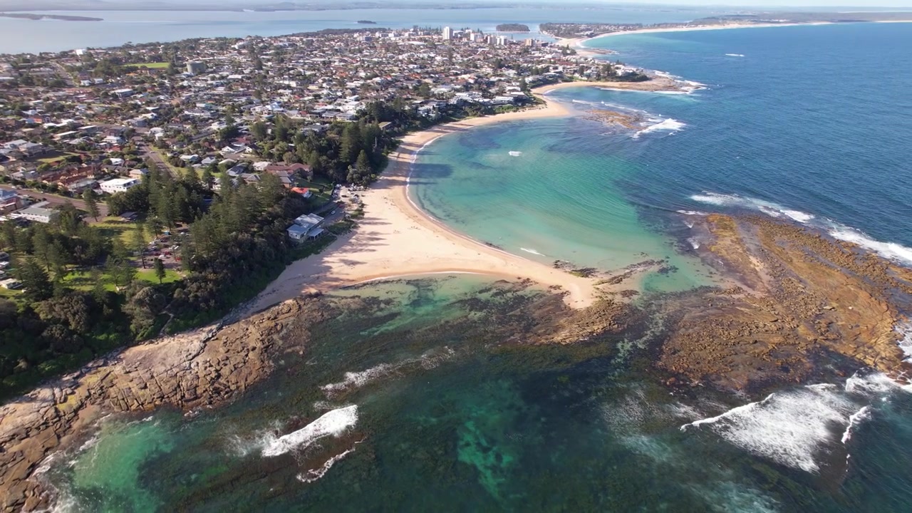 Spiaggia di Toowoon Bay e Toowoon Point nel Nuovo Galles del Sud, Australia - Ripresa aerea