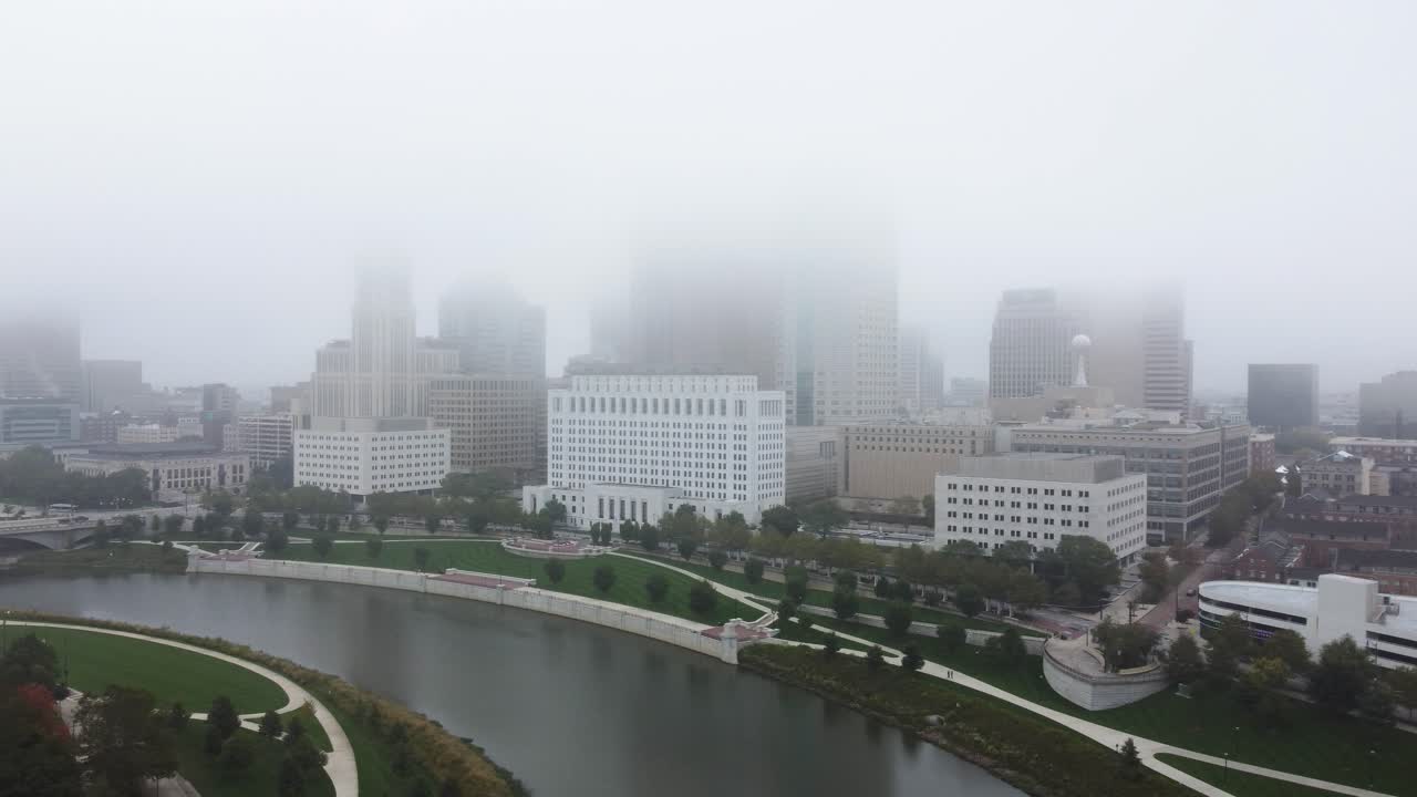horizonte del centro de columbus ohio en una mañana nublada