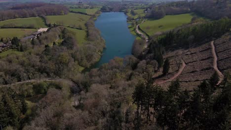 4k-Fliegt-über-Den-Hawkridge-Stausee,-Drohne-Bewegt-Sich-Vorwärts-über-Die-Bäume-Zum-Wasserreservoir,-60fps